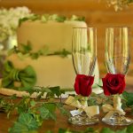 Copas y pastel de bodas